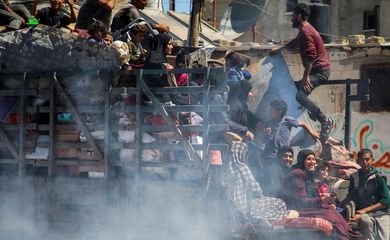 Palestinos deixam Rafah, no sul de Gaza
 8/5/2024   REUTERS/Hatem Khaled