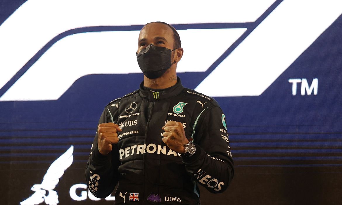 Lewis Hamilton comemora no pódio após vencer o Grande Prêmio do Barein de Fórmula 1