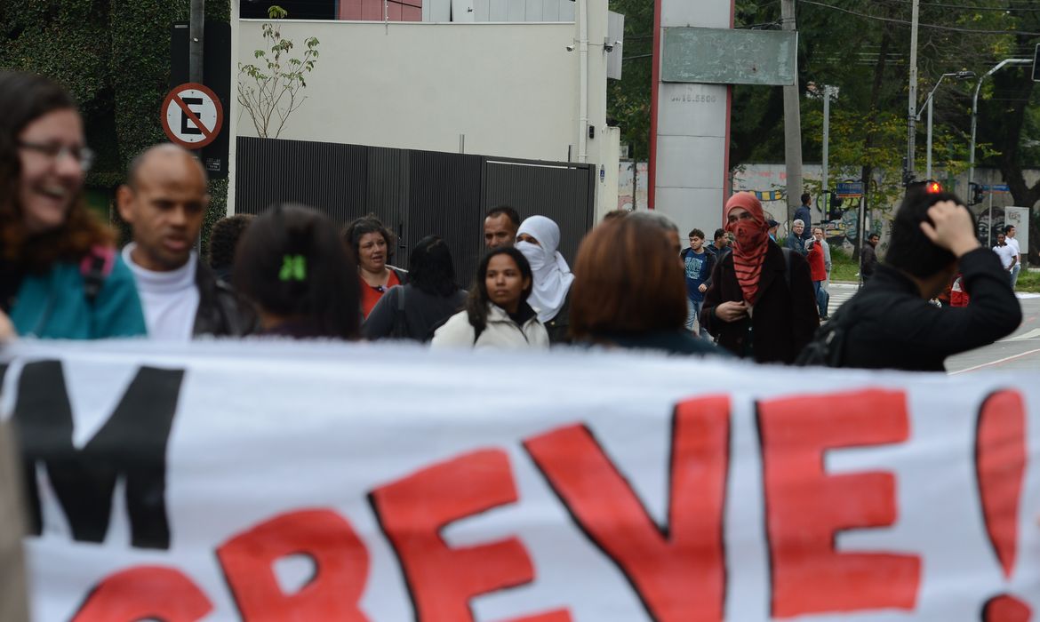 Funcionários, professores e alunos das universidades estaduais paulistas protestam em frente ao portão principal da USP (Marcello Casal Jr/Agência Brasil)