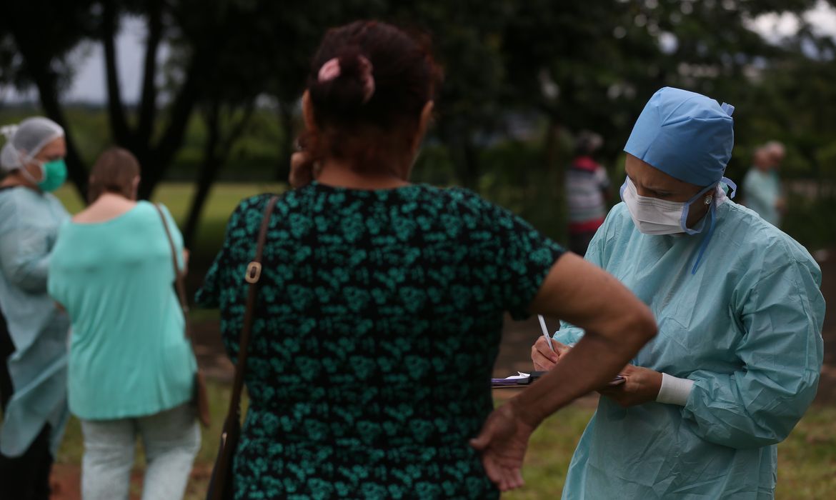 Movimentação de idosos no posto da 612 Sul para Vacinação contra Influenza