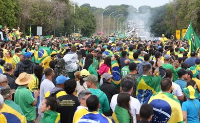 Manifestantes se reúnem em frente ao QG do Exército em Brasília