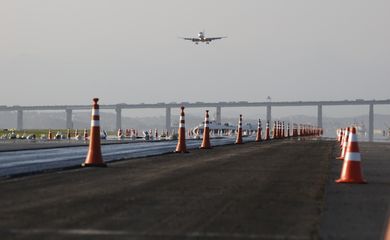 Avião da Azul pousa no Aeroporto Santos Dumont durante o período de obras de pavimentação com asfalto poroso  na pista principal. 
