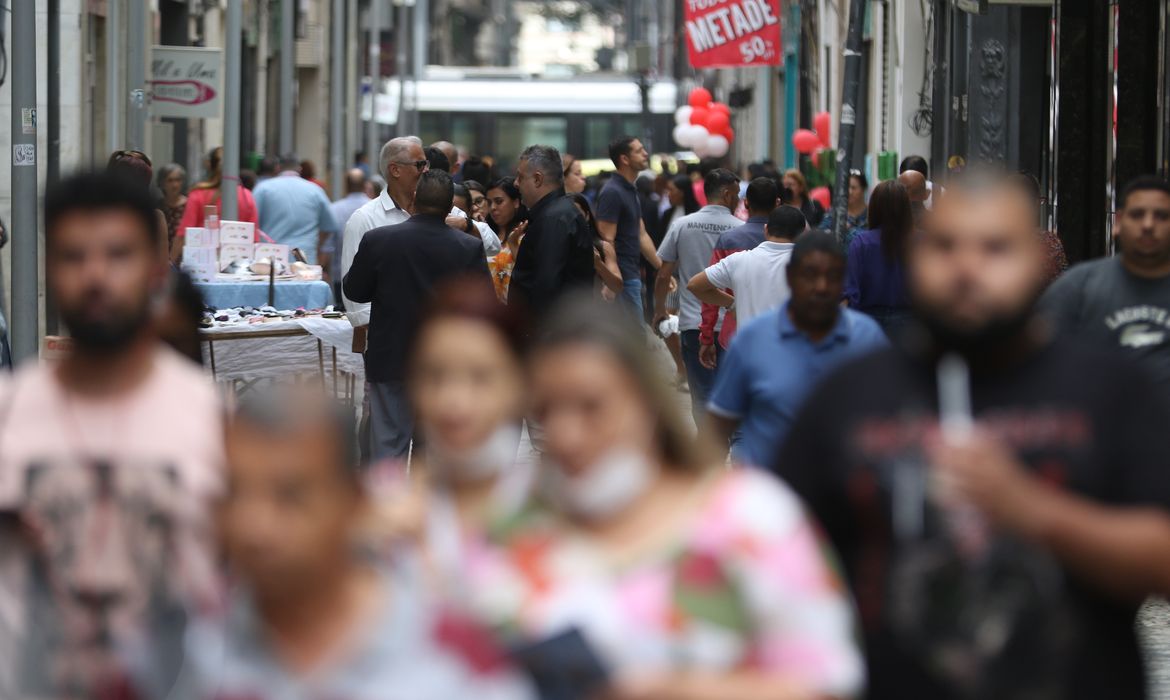 Movimentação de pessoas nas ruas do centro da cidade.