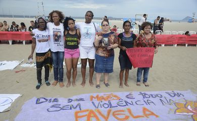 Rio de Janeiro - Moradores de comunidades participam de almoço pelo Dia das Mães nas areias da praia de Copacabana como forma protesto contra a insegurança nas comunidades onde vivem (Tomaz Silva/Agência Brasil)