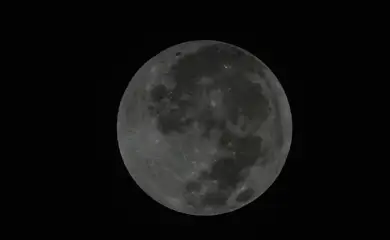 Lua avermelhada chama a atenção de brasilienses na madrugada, durante eclipse total (Marcello Casal Jr/Agência Brasil)