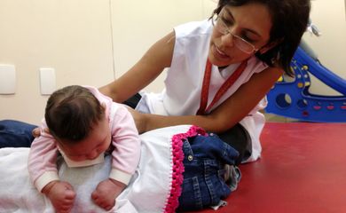Recife - A fisioterapeuta Cynthia Ximenes da Associação de Assistência à Criança Deficiente atende bebês com microcefalia e orienta as mães sobre como fazer os exercícios em casa para melhorar o desenvolvimento das crianças (Sumaia Villela