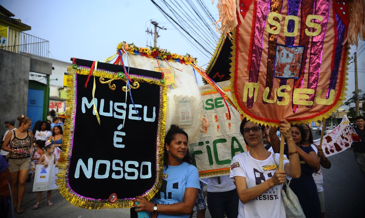 Moradores do complexo de favelas e artistas plásticos protestam com caminhada e performances contra o fechamento do Museu da Maré, centro de referência histórica e cultural da comunidade (Fernando Frazão/Agência Brasil)