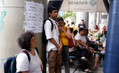 Rio de Janeiro (RJ), 03/11/2024 - Candidatos chegam para primeira etapa do Exame Nacional do Ensino Médio (Enem) de 2024, na Universidade Estácio de Sá, no centro da cidade. Foto: Tânia Rêgo/Agência Brasil