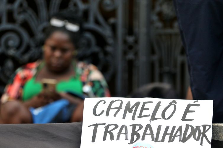 Rio de Janeiro (RJ), 27/04/2023 - O Movimento Unidos dos Camelôs (MUCA) e o movimento nacional Trabalhadores Sem Direitos protestam em frente a Câmara Municipal do Rio de Janeiro, na Cinelândia, centro da cidade. Foto: Tânia Rêgo/Agência Brasil