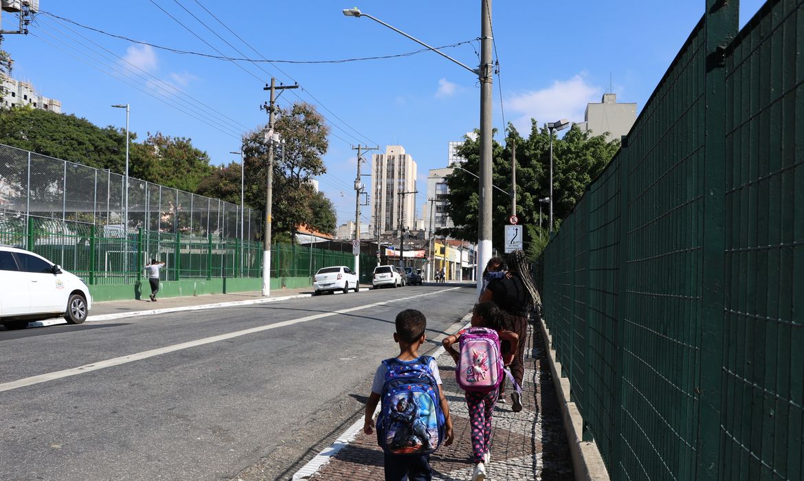 São Paulo (SP), 05/06/2024 - Crianças a caminho da escola na rua Helvétia em Campos Elísios, na região central da capital. Foto: Rovena Rosa/Agência Brasil