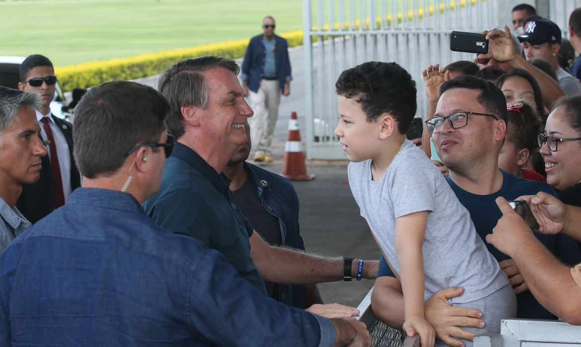 O Presidente jair Bolsonaro fala com Populares ao chegar no Palácio da Alvorada.