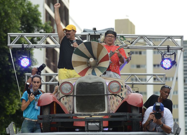 Fobica de Dodô e Osmar arrasta multidão na avenida de Salvador(Valter Pontes/Agência Brasil)
