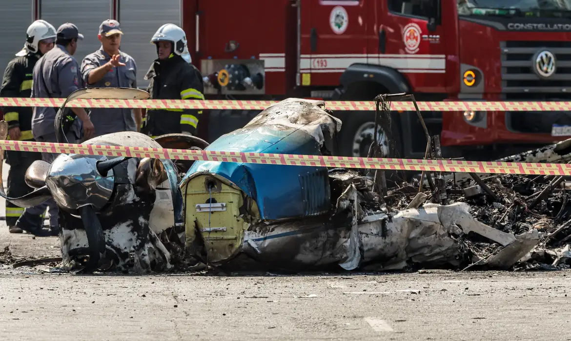 São Paulo (SP) 07/02/2025 - Acidente envolvendo um avião de pequeno porte que caiu na avenida Marquês de São Vicente, após decolar do Campo de Marte.
Foto: Paulo Pinto/Agência Brasil