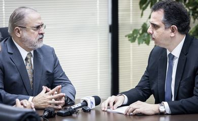 Presidente do Senado Federal, senador Rodrigo Pacheco (PSD-MG), entrega representação contra invasores identificados nos atos de vandalismo nas dependências do Congresso Nacional, ao procurador-geral da República, Augusto Aras. 

Foto: Pedro