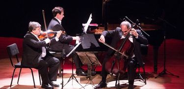 Flávio Augusto (piano), Ricardo Amado (violino) e Ricardo Santoro (violoncelo)