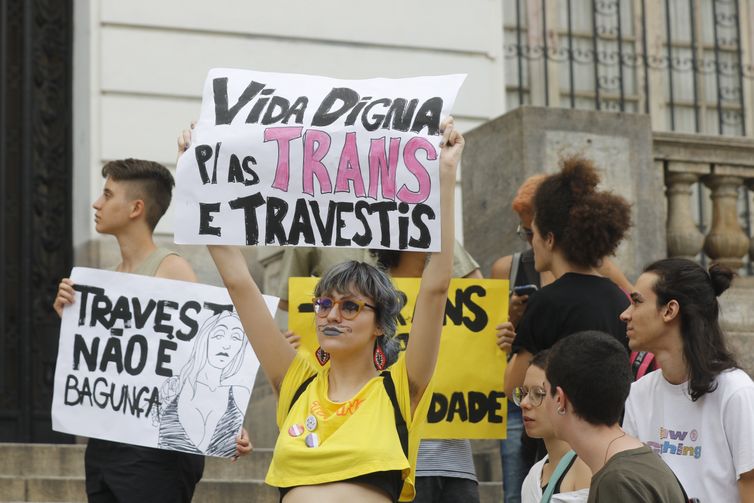 Ato pela Visibilidade Trans e Travesti reúne pessoas em luta contra a transfobia e discriminação em frente à Câmara Municipal, na Cinelândia.