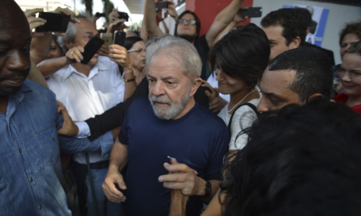 São Bernardo do Campo (SP) - O ex-presidente Lula, entre simpatizantes, em frente ao Sindicato dos Metalúrgicos do ABC (Rovena Rosa/Agência Brasil)