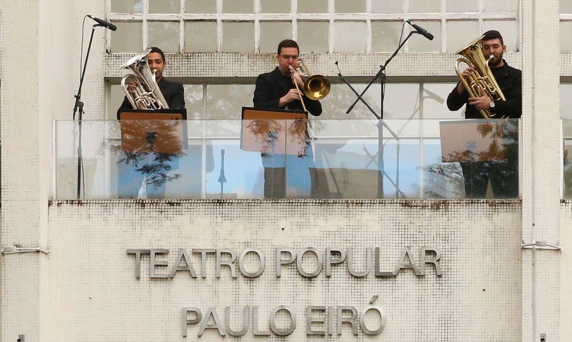 Filarmônica de Santo Amaro se apresenta em posto de vacinação contra a covid-19 montado no Teatro Paulo Eiró