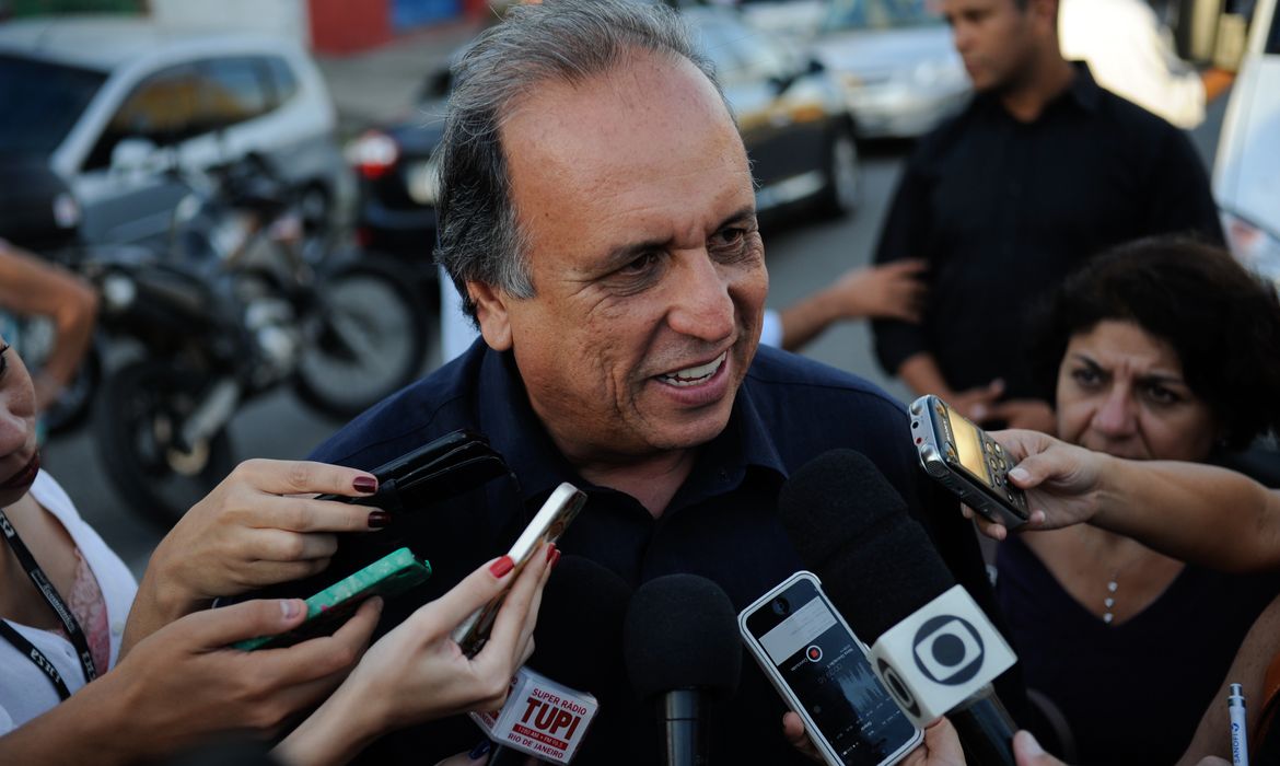 Rio de Janeiro - Governo do Estado lança, na Vila Kennedy, zona norte do Rio, serviço de ouvidoria intinerante que irá percorrer as comunidades atendidas pelas 37 UPPs. Na foto, o Governado do Estado, Luiz Fernando Pezão.