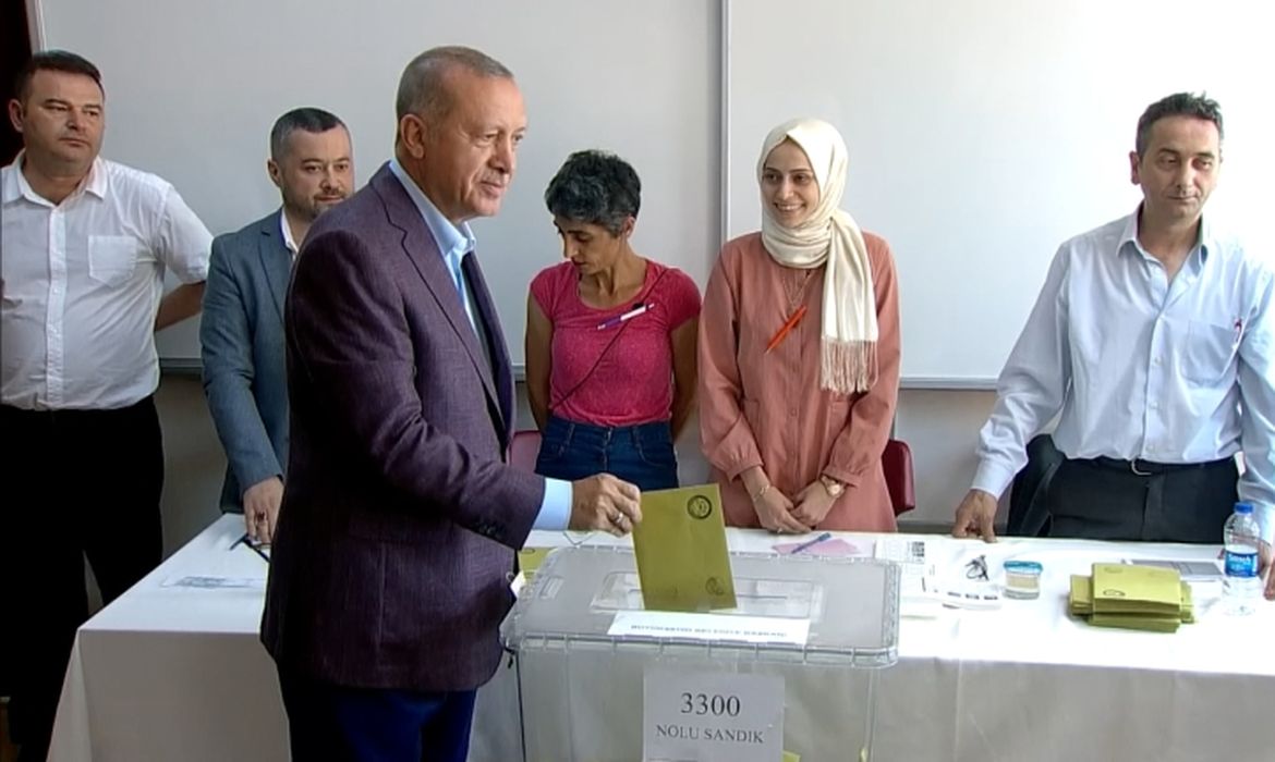 Erdogan da Turquia vota na eleição do Istabul