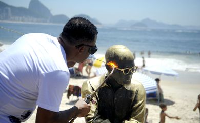 Rio de Janeiro - A estátua do poeta Carlos Drummond de Andrade, em Copacabana, na zona sul do Rio de Janeiro, recebeu hoje (26) novos óculos, depois ter o objeto roubado pela nona vez (Tânia Rêgo/Agência Brasil)