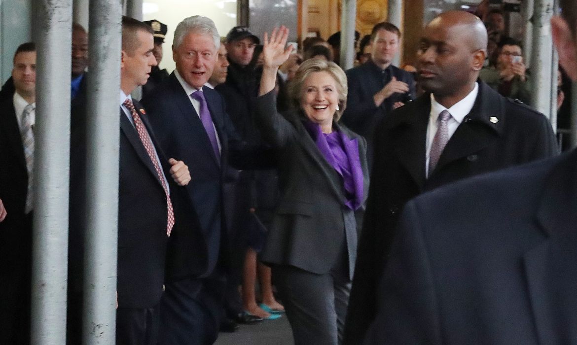 Hillary Clinton acena para os seus eleitores após discurso em que reconhece sua derrota para Donald Trump