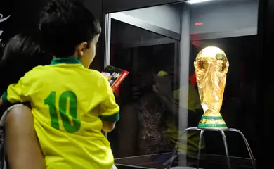 Depois de passar por cerca de 80 países, o troféu da Copa do Mundo de 2014 chegou ontem (21) ao Rio de Janeiro, aonde ficará exposta até o próximo dia 25 no Maracanã (Tânia Rêgo/Agência Brasil)