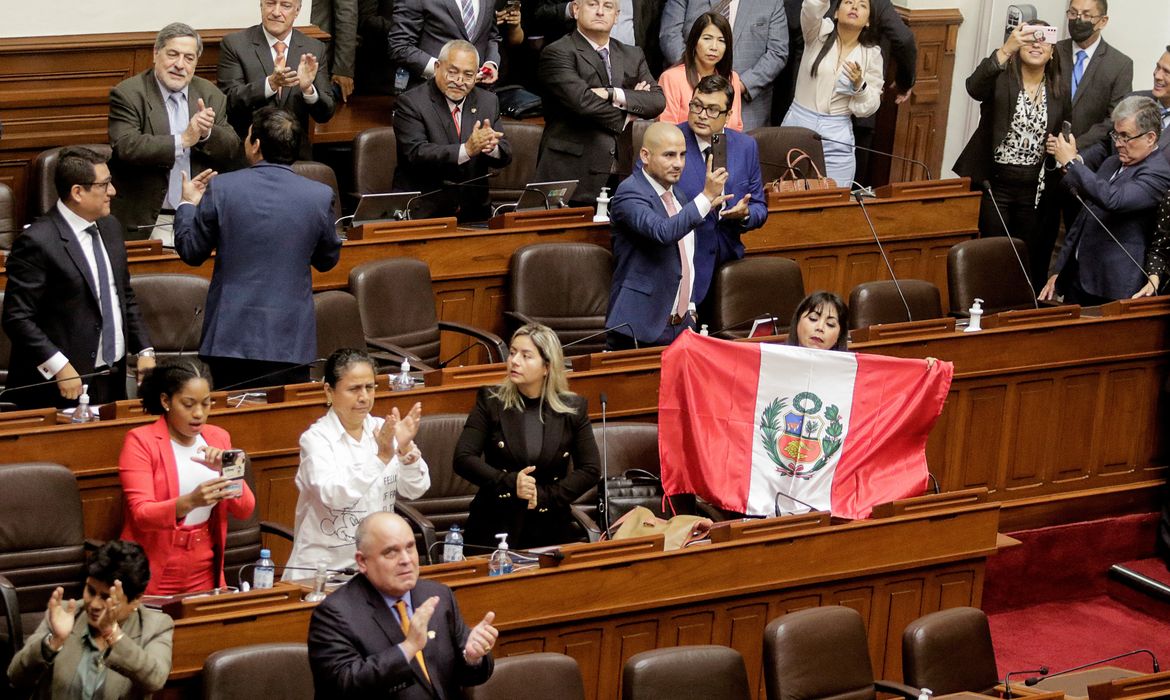 Parlamentares peruanos comemoram destituição do presidente Pedro Castillo