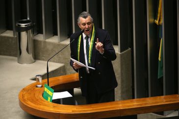 Brasília - Deputado Luis Carlos Heinze durante discussão da autorização ou não da abertura do processo de impeachment da presidenta Dilma Rousseff, no plenário da Câmara (Fabio Rodrigues Pozzebom/Agência Brasil)