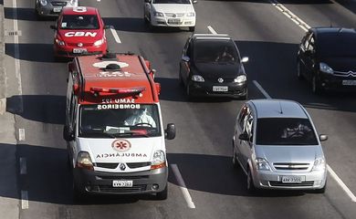 Ambulância transporta para hospital no Rio paciente com sintomas de ebola (Agência Lusa/Direitos Reservados) 