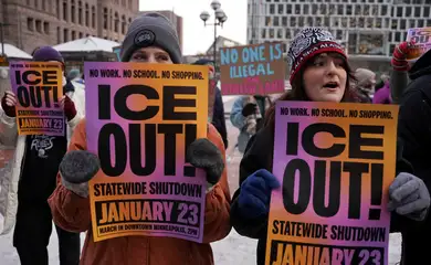 Manifestantes protestam contra o ICE em Minneapolis
20/01/2026
REUTERS/Seth Herald