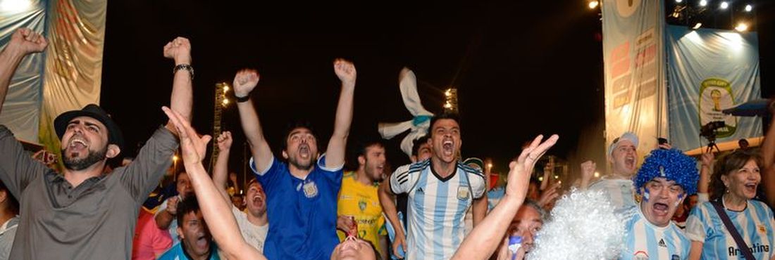 Torcedores argentinos, na Fifa Fan Fest - Brasília, comemoram classificação para final da Copa do Mundo