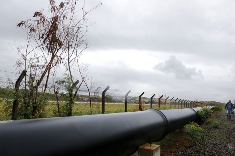 Tânia Rêgo/Agência Brasil Dutos instalados ao longo do perímetro urbano de Governador Valadares