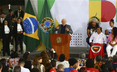 Lula assina decretos que criam o Conselho de Participação Social e o Sistema de Participação Social Interministerial.