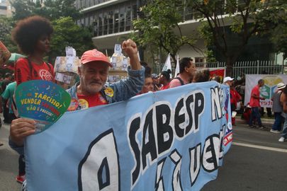 São Paulo (SP), 17/04/2024 - Manifestação contra a privatização da Sabesp em frente a Câmara Municipal. Foto: Rovena Rosa/Agência Brasil