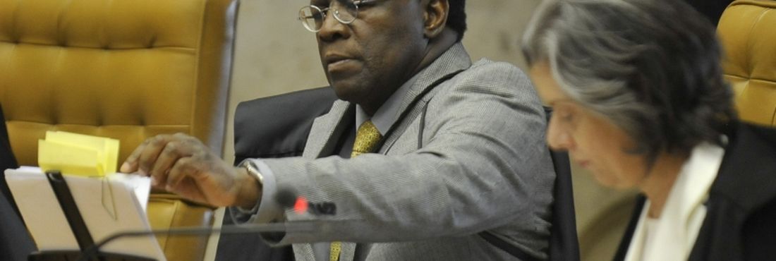 Mensalão Os ministros Joaquim Barbosa e Cármen Lúcia durante seção do julgamento da Ação Penal 470, processo conhecido como mensalão no STF