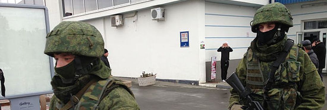 Aeroporto da Crimeia é guardado por soldados russos