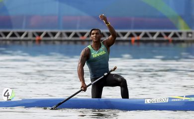 Isaquias Queiroz conquista a medalha de prata na canoagem de velocidade