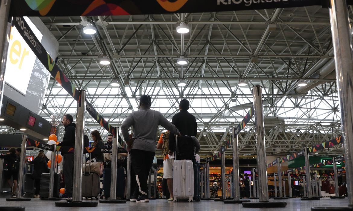Rio de Janeiro (RJ), 02/10/2023 - Movimento de passageiros no Aeroporto Internacional Tom Jobim, no Galeão, após migração de voos operados no Aeroporto Santos Dumont. Foto: Fernando Frazão/Agência Brasil