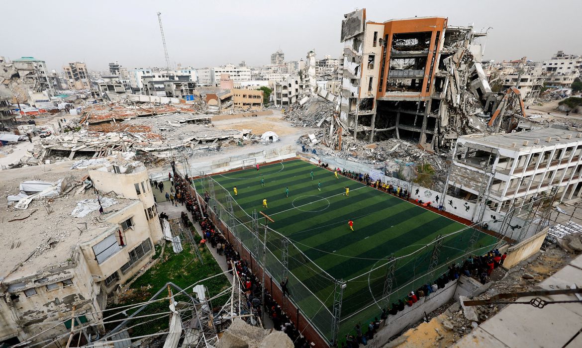 Futebol volta a campo de Gaza, em meio a perdas e ruínas da guerra