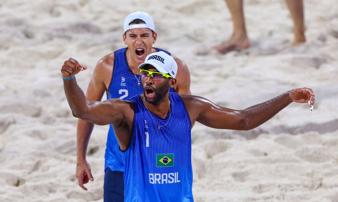 Paris 2024 Olympics - Beach Volleyball - Men's Preliminary Phase - Pool E - Czech Republic vs Brazil (Perusic/Schweiner vs Evandro/Arthur) - Eiffel Tower Stadium, Paris, France - August 02, 2024.
Evandro Goncalves Oliveira Junior of Brazil and Arthur Diego Mariano Lanci of Brazil celebrate winning the match. REUTERS/Esa Alexander