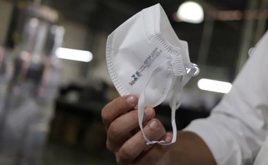 Um homem segura uma máscara de respirador PFF2 na fábrica da Delta Plus em Socorro, estado de São Paulo, Brasil, 3 de março de 2020. Foto tirada em 3 de março de 2020. REUTERS / Rahel Patrasso
