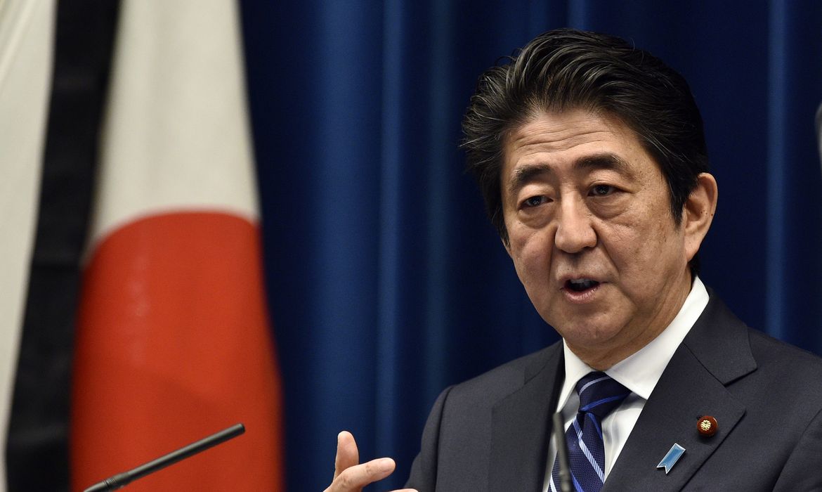 Primeiro-ministro japonês Shinzo Abe discursa a um dia do 5º aniversário do acidente nuclear na usina de Fukushima