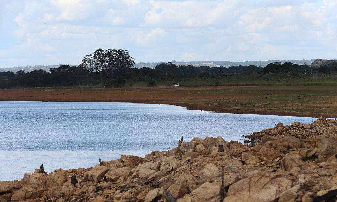 Brasília - Nível de água da Barragem do Descoberto está abaixo da média histórica, com ameaça de desabastecimento em parte das cidades satélites  (Fabio Rodrigues Pozzebom/Agência Brasil)