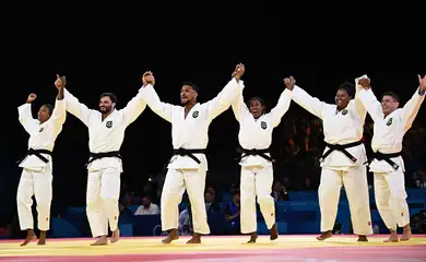 Paris 2024 Olympics - Judo - Mixed Team Bronze Medal A - Champ-de-Mars Arena, Paris, France - August 03, 2024. Brazil's team reacts after winning their match against Italy. Reuters/Arlette Bashizi/Proibida reprodução