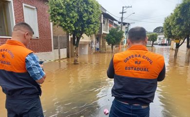 Bombeiros monitoram chuvas e inundações no Rio de Janeiro.