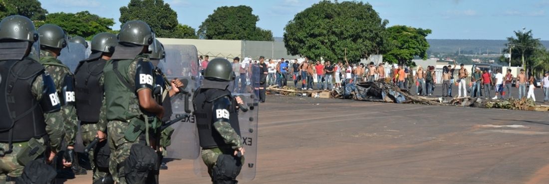 Brasília - Militares fazem treinamento para a Copa das Confederações com simulações de desobstrução de vias e controle de distúrbios, no Centro de Treinamento da Seleção Brasileira, na Academia do Corpo de Bombeiros Militar-DF