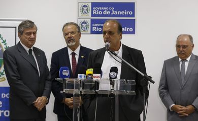 Rio de Janeiro - O governador Luiz Fernando Pezão fala após reunião no Palácio Guanabara para discutir segurança pública no Rio de Janeiro  (Tomaz Silva/Agência Brasil)