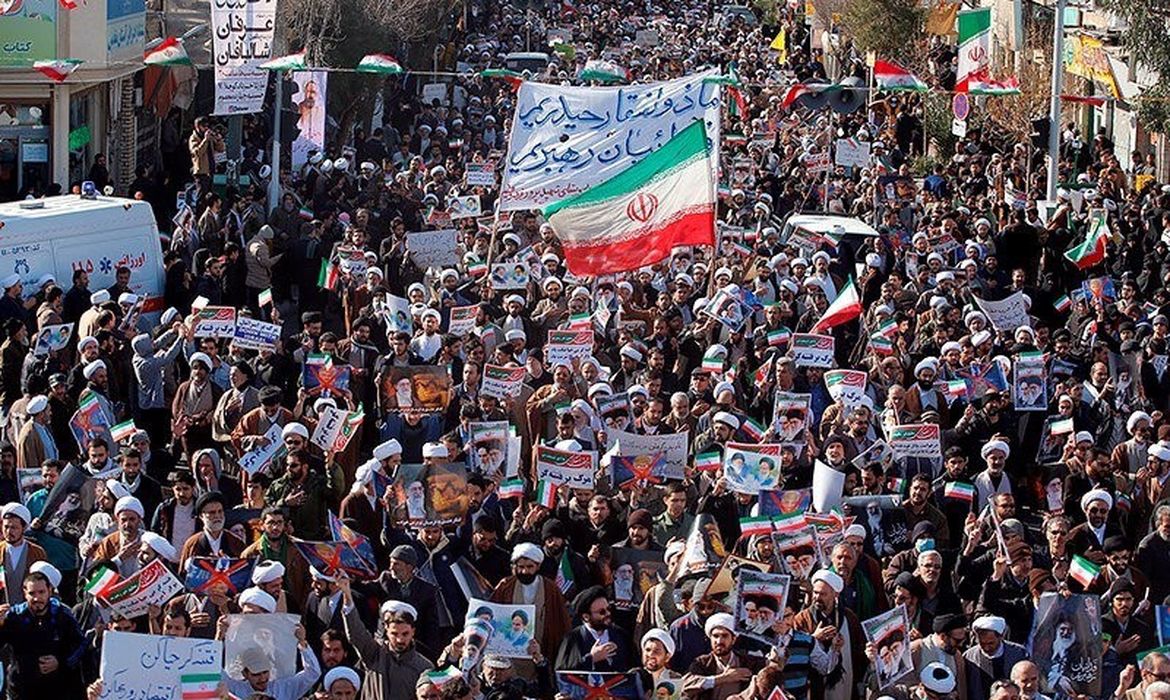 Iranianos participam de manifestação pró-governo no Irã