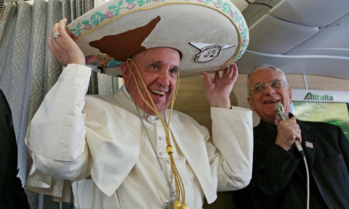 Papa Francisco usa um sombrero que recebeu de um jornalista mexicano a bordo do avião para Havana. O papa visita Cuba e México entre os dias 12 e 18 de fevereiro (Agência Lusa/Direitos Reservados)